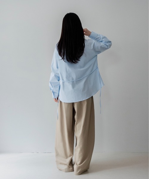 on:nue(オンニュ)の「【on:nue】 ピンタックウエストリボンオーバーシャツ /26-27 AW COLLECTION(シャツ/ブラウス・レディース・ブルー/ホワイト/ブラック/ブラウン・FREE)」の22枚目の写真