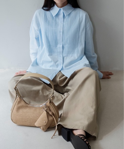 on:nue(オンニュ)の「【on:nue】 ピンタックウエストリボンオーバーシャツ /26-27 AW COLLECTION(シャツ/ブラウス・レディース・ブルー/ホワイト/ブラック/ブラウン・FREE)」の21枚目の写真