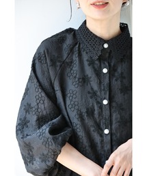 花刺繍とレースのポワン袖ブラウス