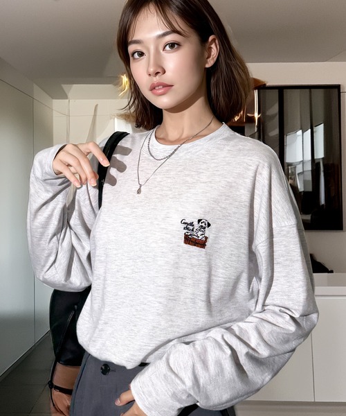 Chandelier(シャンデリア)の「ゆったり 着やすい ルーズシルエット 刺繍 ワンポイント ロンT(Tシャツ/カットソー・レディース・グレー/ホワイト系1/ホワイト系/ホワイト/ブラック系2/ブラック系/ブラック系4/ブラック系3/ブラック系1/ブラック/ホワイト系2/ブラック系5/ブラック系6/ブラック系7/ブラック系8/グリーン・L/M)」の3枚目の写真