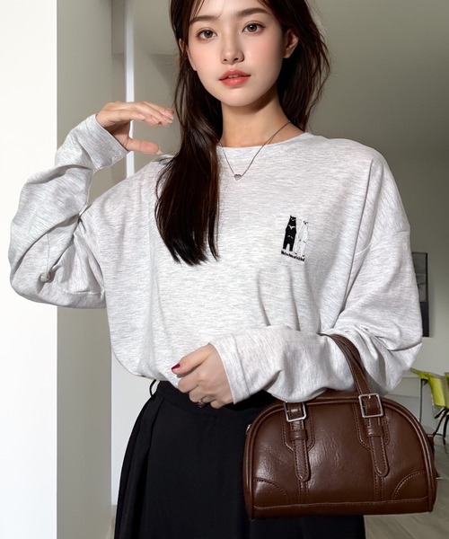 Chandelier(シャンデリア)の「ゆったり 着やすい ルーズシルエット 刺繍 ワンポイント ロンT(Tシャツ/カットソー・レディース・グレー/ホワイト系1/ホワイト系/ホワイト/ブラック系2/ブラック系/ブラック系4/ブラック系3/ブラック系1/ブラック/ホワイト系2/ブラック系5/ブラック系6/ブラック系7/ブラック系8/グリーン・L/M)」の4枚目の写真