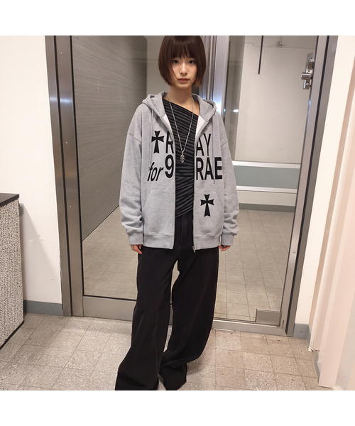 GRAVER（グレーバー）の「[UNISEX]PRAY FOR ジップアップパーカー_4カラー（パーカー・レディース・ブラック/グレー/イエロー/ホワイト・LARGE/MEDIUM）」の3枚目の写真