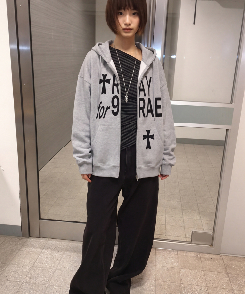 GRAVER（グレーバー）の「[UNISEX]PRAY FOR ジップアップパーカー_4カラー（パーカー・レディース・ブラック/グレー/イエロー/ホワイト・LARGE/MEDIUM）」の12枚目の写真