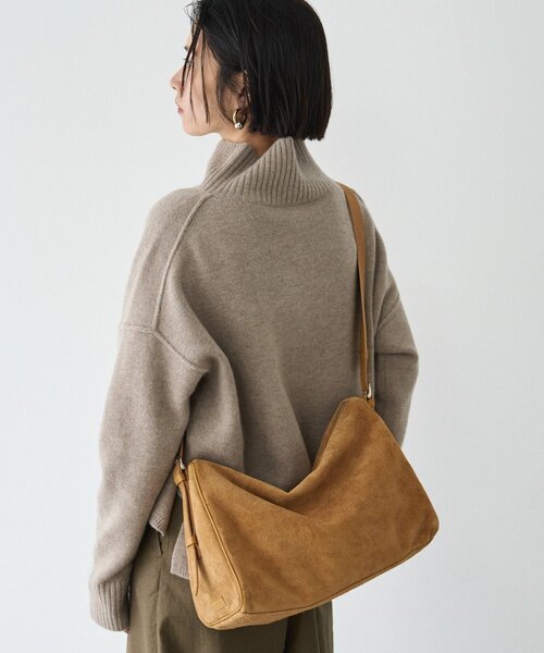 russet(ラシット)の「スエードトライアングルショルダーバッグ(ショルダーバッグ・レディース・グレー/ベージュ/ダークブラウン・FREE)」の13枚目の写真