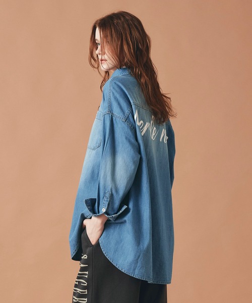 AT THE TRNK(アットザトランク)の「バック ロゴプリント デニム シャツ AT THE TRNK(シャツ/ブラウス・レディース・ブルー・フリー)」の22枚目の写真