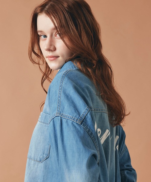 AT THE TRNK(アットザトランク)の「バック ロゴプリント デニム シャツ AT THE TRNK(シャツ/ブラウス・レディース・ブルー・フリー)」の17枚目の写真