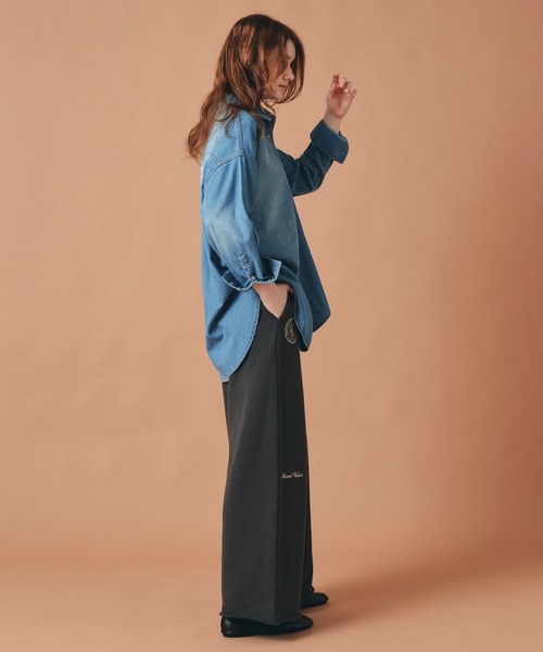 AT THE TRNK(アットザトランク)の「バック ロゴプリント デニム シャツ AT THE TRNK(シャツ/ブラウス・レディース・ブルー・フリー)」の14枚目の写真