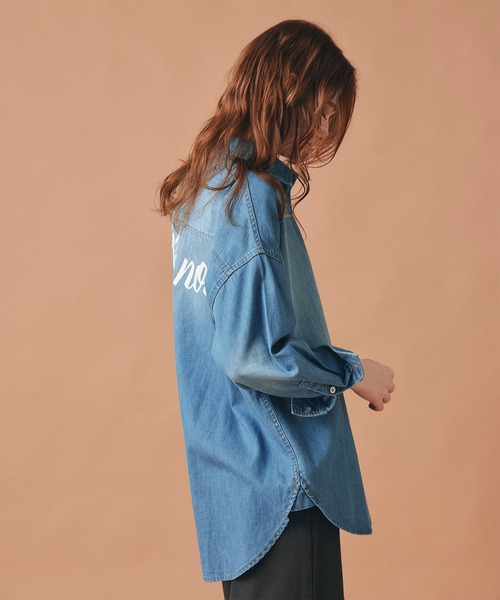AT THE TRNK(アットザトランク)の「バック ロゴプリント デニム シャツ AT THE TRNK(シャツ/ブラウス・レディース・ブルー・フリー)」の13枚目の写真