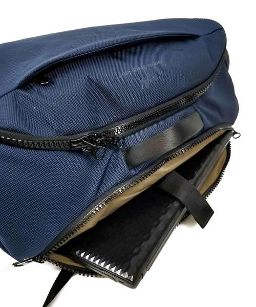 wdl.(ワームデザインラボ)の「【worm design lab/ワーム デザイン ラボ 】CITY TRAVEL BACKPACK(バックパック/リュック・メンズ・ブラック/ネイビー・FREE)」の16枚目の写真
