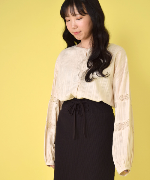 w closet（ダブルクローゼット）の「ストライプドビーレース切替ブラウス（シャツ/ブラウス・レディース・ホワイト/キナリ/ライトグレー・FREE）」の2枚目の写真