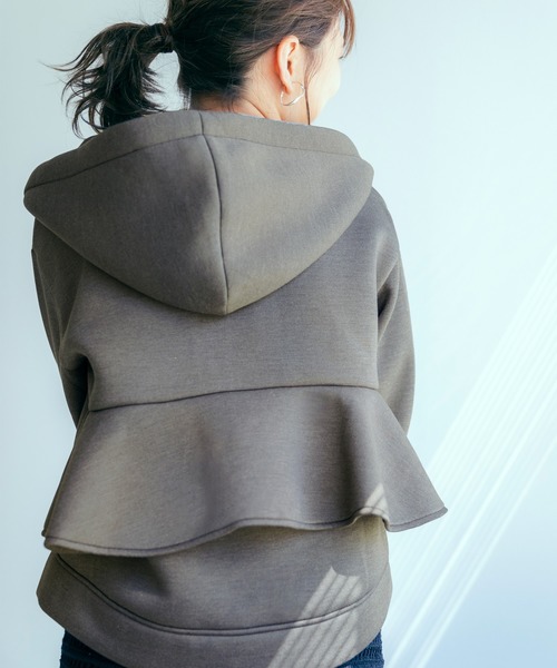 FEERICHELU（フェリーシェル）の「ボンディング バックフリル パーカー FEERICHELU（パーカー・レディース・グレー/ブラック/グレイッシュベージュ・F）」の4枚目の写真