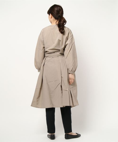 BELLUNA（ベルーナ）の「ベルト付タック使いロングガウンコート（その他アウター・レディース・ネイビー/グレイッシュベージュ/オリーブ・LARGE/MEDIUM/X-LARGE）」の11枚目の写真