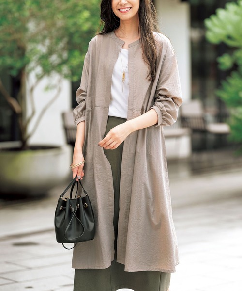 BELLUNA（ベルーナ）の「ベルト付タック使いロングガウンコート（その他アウター・レディース・ネイビー/グレイッシュベージュ/オリーブ・LARGE/MEDIUM/X-LARGE）」の2枚目の写真