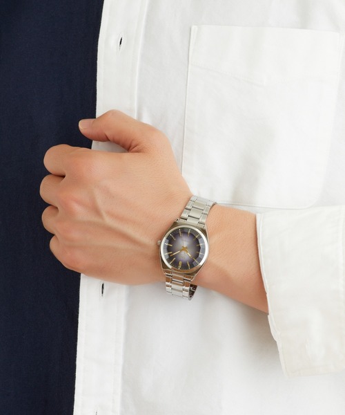 Q&Q（キューアンドキュー）の「Ｑ＆Ｑ（アナログ腕時計・メンズ・シルバー/ブルー系その他/ゴールド/レッド系その他/ブラック×ゴールド/ブラック×シルバー/シルバー×ゴールド/グリーン系その他/ブルー系その他2/シルバー系その他・FREE）」の2枚目の写真