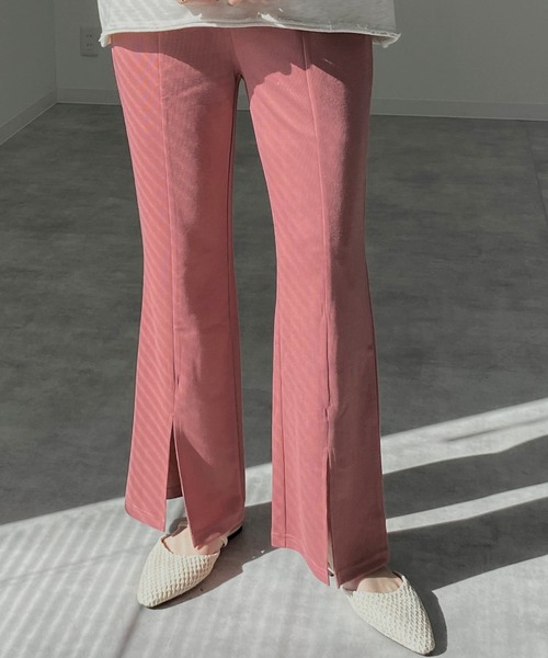 She's Closet（シーズクローゼット）の「裾センタースリット入りセミフレアリブパンツ（その他パンツ・レディース・ベージュ/スモークピンク・FREE）」の2枚目の写真