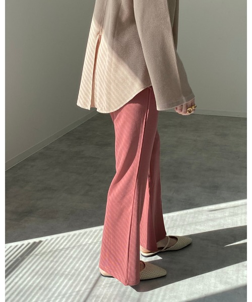 She's Closet（シーズクローゼット）の「裾センタースリット入りセミフレアリブパンツ（その他パンツ・レディース・ベージュ/スモークピンク・FREE）」の5枚目の写真