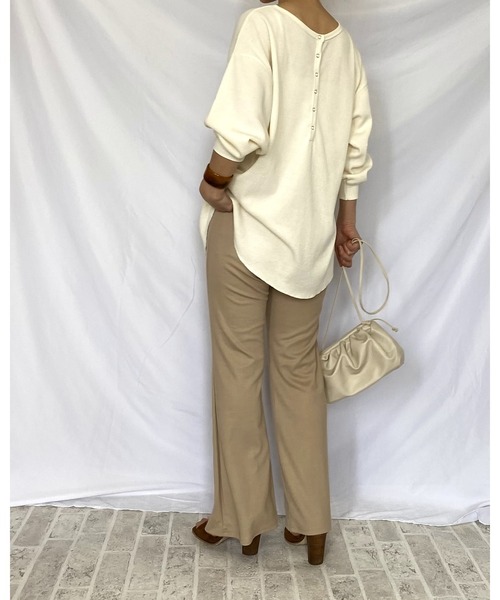 She's Closet（シーズクローゼット）の「裾センタースリット入りセミフレアリブパンツ（その他パンツ・レディース・ベージュ/スモークピンク・FREE）」の10枚目の写真