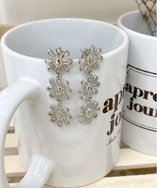 apres jour（アプレジュール）の「【apres jour×ARIAZ】3連フラワーピアス（ピアス（両耳用）・レディース・シルバー/ゴールド・FREE）」の3枚目の写真