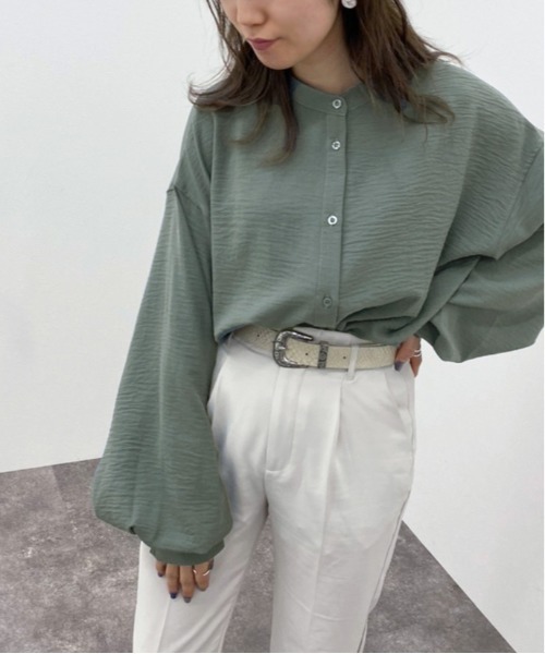 apres jour mignon(アプレジュールミニョン)の「袖ボリュームバンドカラーシャツ【ZOZOTOWN限定アイテム】(シャツ/ブラウス・レディース・ライトベージュ/オフホワイト/グリーン系その他/ブラック/ブルー系その他/その他/カーキ/パープル系その他/グリーン系その他2・フリー/X-LARGE)」の5枚目の写真