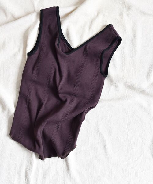 SHIPS（シップス）の「【SHIPS別注】miller:カップVネックタンク（タンクトップ・レディース・ブラウン/オフホワイト/グリーン・ONE SIZE）」の2枚目の写真