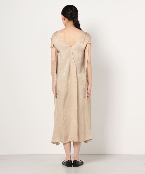 RITO(リト)の「RITO キュプラビスコースジャガードVネックドレス(ワンピース・レディース・ベージュ・38/36)」の3枚目の写真