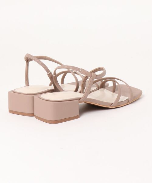 mysty woman(ミスティウーマン)の「アシメストラップサンダル 949870(サンダル・レディース・ブラック/オフホワイト/モカ・MEDIUM/LARGE)」の4枚目の写真