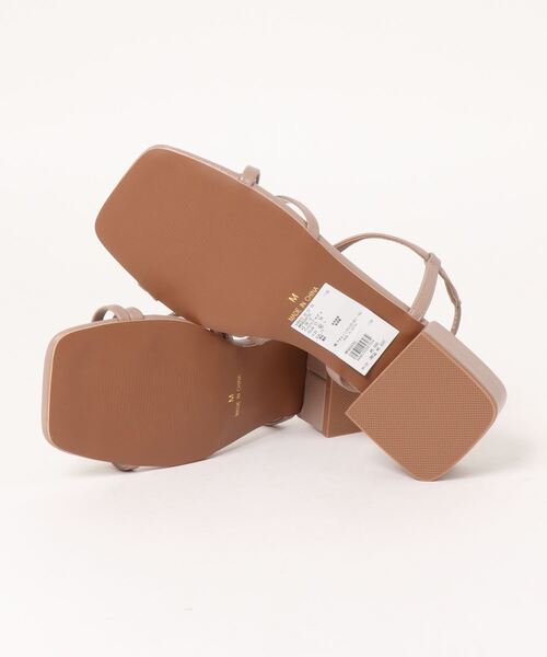 mysty woman(ミスティウーマン)の「アシメストラップサンダル 949870(サンダル・レディース・ブラック/オフホワイト/モカ・MEDIUM/LARGE)」の5枚目の写真