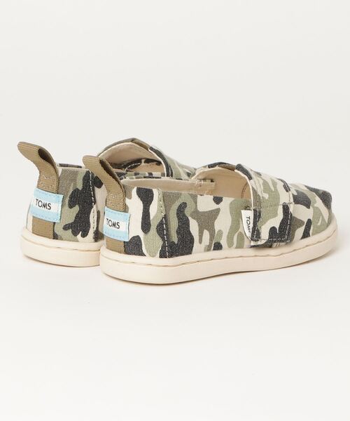 TOMS(トムス)の「タイニー ダーティー オリーブ カモフラージュプリント タイニー アルパルガータ(スリッポン・キッズ・オリーブ・17.5cm/14.0cm/17.0cm/16.0cm/15.0cm/13.0cm)」の3枚目の写真