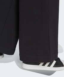 adidas（アディダス）の「アディカラー ワイドレッグパンツ