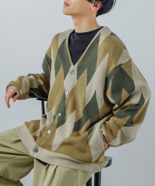 improves（インプローブス）の「総柄 ジャガード Vネック カーディガン（カーディガン/ボレロ・メンズ・アイボリー/グレイッシュベージュ・LARGE/MEDIUM）」の2枚目の写真