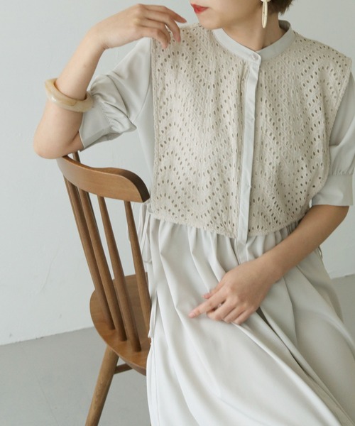 HER CLOSET(ハークローゼット)の「【shemoshelly】新色追加 カットレースケープレイヤードビッグカラーデザインワンピース(ワンピース・レディース・ブラック/オフホワイト/グレイッシュベージュ/チャコールグレー/ダークグリーン・M)」の4枚目の写真