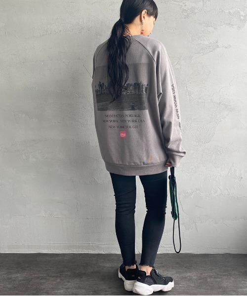 Manhattan Portage（マンハッタンポーテージ）の「[MANHATTAN PORTAGE/マンハッタンポーテージ] 別注 バックフォトプリントクルーネックスウェット（スウェット・レディース・ホワイト/ネイビー/グレー・S/M/L/XL）」の6枚目の写真