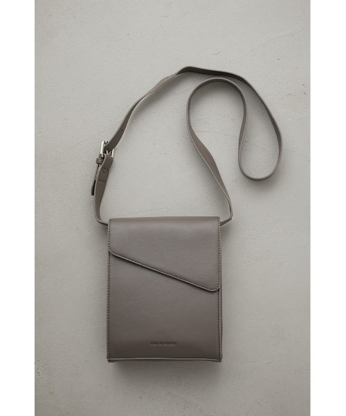 AZUL by moussy（アズールバイマウジー）の「FAUX LEATHER COLOR SHOULDER/フェイクレザーカラーショルダー（ショルダーバッグ・メンズ・ブラック/カーキ/グリーン/ブルー/グレー・FREE）」の3枚目の写真