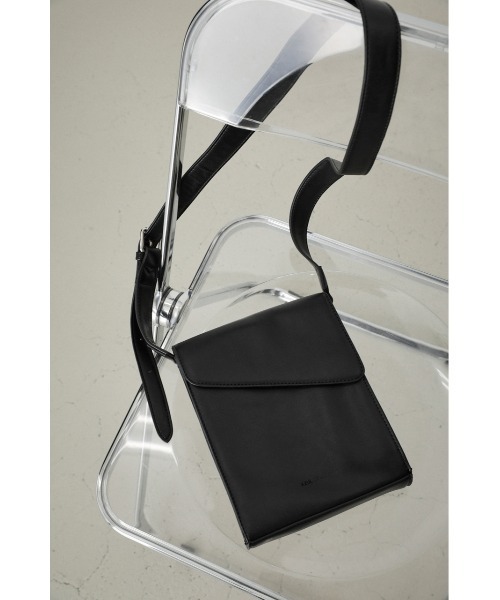 AZUL by moussy（アズールバイマウジー）の「FAUX LEATHER COLOR SHOULDER/フェイクレザーカラーショルダー（ショルダーバッグ・メンズ・ブラック/カーキ/グリーン/ブルー/グレー・FREE）」の2枚目の写真