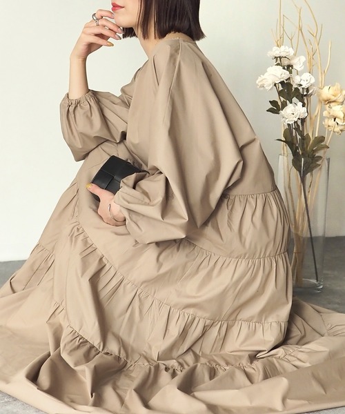 Riberry(リベリー)の「Vネックティアードワンピース(ワンピース・レディース・オフホワイト/ブラック/アイボリー/ベージュ・MEDIUM)」の4枚目の写真