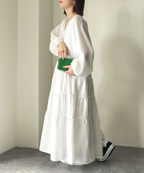 Riberry(リベリー)の「Vネックティアードワンピース(ワンピース・レディース・オフホワイト/ブラック/アイボリー/ベージュ・MEDIUM)」の2枚目の写真