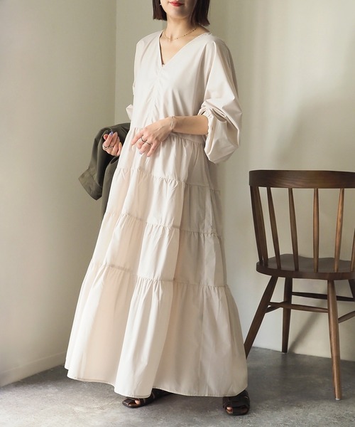 Riberry(リベリー)の「Vネックティアードワンピース(ワンピース・レディース・オフホワイト/ブラック/アイボリー/ベージュ・MEDIUM)」の1枚目の写真