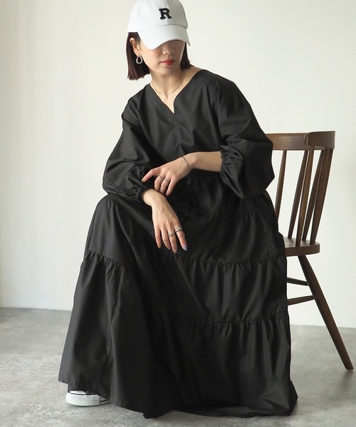 Riberry(リベリー)の「Vネックティアードワンピース(ワンピース・レディース・オフホワイト/ブラック/アイボリー/ベージュ・MEDIUM)」の3枚目の写真