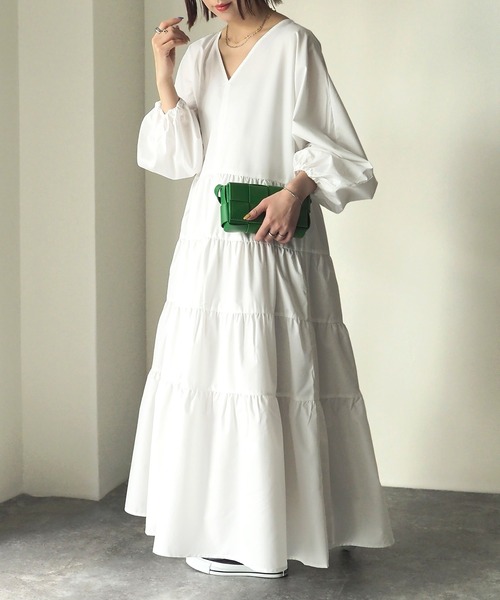 Riberry(リベリー)の「Vネックティアードワンピース(ワンピース・レディース・オフホワイト/ブラック/アイボリー/ベージュ・MEDIUM)」の5枚目の写真