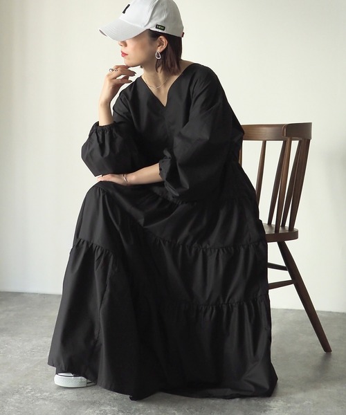 Riberry(リベリー)の「Vネックティアードワンピース(ワンピース・レディース・オフホワイト/ブラック/アイボリー/ベージュ・MEDIUM)」の7枚目の写真