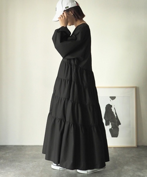 Riberry(リベリー)の「Vネックティアードワンピース(ワンピース・レディース・オフホワイト/ブラック/アイボリー/ベージュ・MEDIUM)」の9枚目の写真