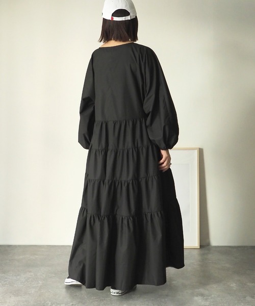 Riberry(リベリー)の「Vネックティアードワンピース(ワンピース・レディース・オフホワイト/ブラック/アイボリー/ベージュ・MEDIUM)」の10枚目の写真