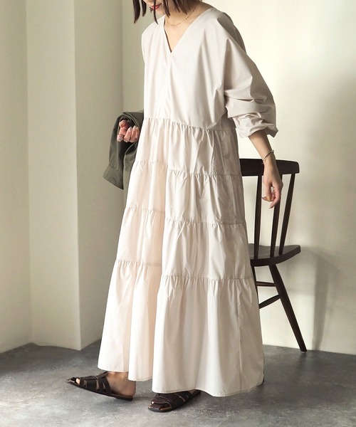 Riberry(リベリー)の「Vネックティアードワンピース(ワンピース・レディース・オフホワイト/ブラック/アイボリー/ベージュ・MEDIUM)」の12枚目の写真