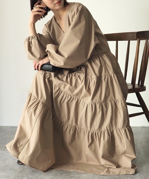 Riberry(リベリー)の「Vネックティアードワンピース(ワンピース・レディース・オフホワイト/ブラック/アイボリー/ベージュ・MEDIUM)」の13枚目の写真