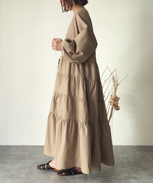 Riberry(リベリー)の「Vネックティアードワンピース(ワンピース・レディース・オフホワイト/ブラック/アイボリー/ベージュ・MEDIUM)」の15枚目の写真