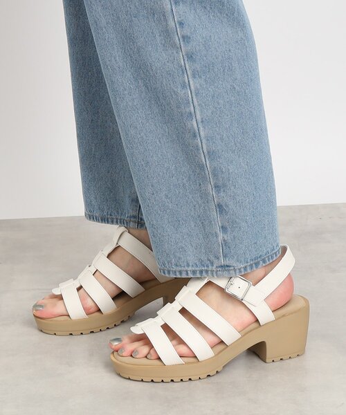 SHOO・LA・RUE(シューラルー)の「◆ヒールアップ グルカサンダル(サンダル・レディース・サンドベージュ/オフホワイト/ブラック・35/45)」の11枚目の写真