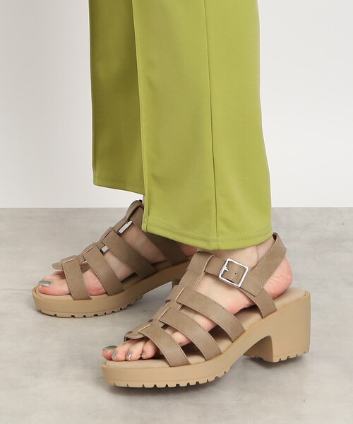 SHOO・LA・RUE(シューラルー)の「◆ヒールアップ グルカサンダル(サンダル・レディース・サンドベージュ/オフホワイト/ブラック・35/45)」の13枚目の写真