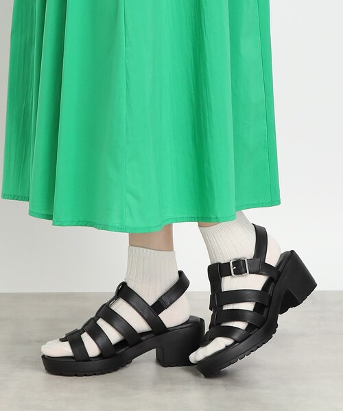 SHOO・LA・RUE(シューラルー)の「◆ヒールアップ グルカサンダル(サンダル・レディース・サンドベージュ/オフホワイト/ブラック・35/45)」の16枚目の写真