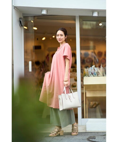 SHOO・LA・RUE(シューラルー)の「◆ヒールアップ グルカサンダル(サンダル・レディース・サンドベージュ/オフホワイト/ブラック・35/45)」の19枚目の写真