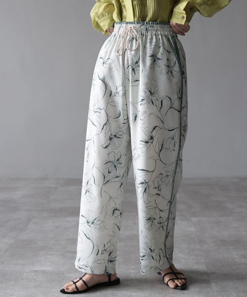 HERENCIA（ヘレンチア）の「サテンパイピング サイドライン ペンシルフラワー イージーパンツ（その他パンツ・レディース・ホワイト系その他/ブラック系その他・MEDIUM）」の3枚目の写真